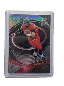 Tarjeta Travis Kelce 2022 Panini Chronicles Draft Picks Spectra Silver Prizm #75 - Imagen 1 de 2