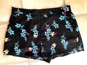Black floral shorts - UK 14 - New Look - pockets, elasticated waist at back - Picture 1 of 4