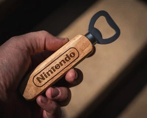 Abridor de botellas de madera hecho a mano estilo Nintendo - regalo novedoso - Imagen 1 de 3