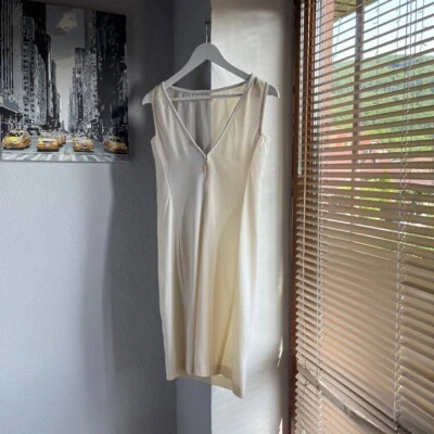 Vestido De Colección Años 90 Gianni Versace Alta Costura Cuero Cuello en V Blanco Crema Foto 1 de 4