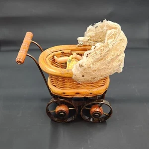 Passeggino vintage in vimini miniatura con ruote in metallo  - Foto 1 di 3