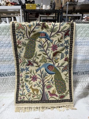 Impresionante alfombra Namda de Cachemira India con costura de pavo real también hecha a mano Foto 1 de 4