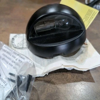 Luz de superficie compacta redonda Intermatic Malibu con bombilla de 8 vatios - vidrio transparente  Foto 1 de 4