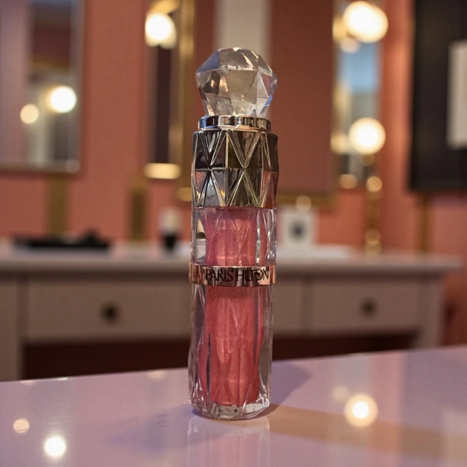 Brillo de labios Paris Hilton Diamond NUEVO PRECIO DE VENTA SUGERIDO POR EL FABRICANTE $10 Foto 1 de 1