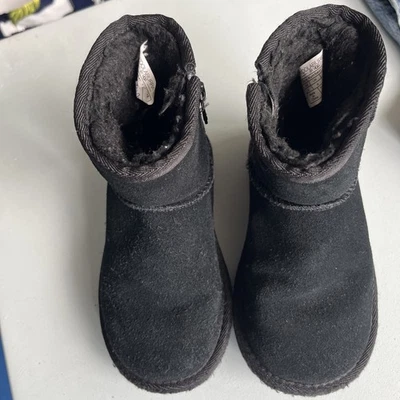 Botas de piel de oveja de gamuza negras Koolaburra (por Ugg) 9 para niños pequeños  Foto 1 de 4