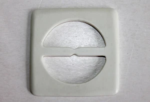 ANCIENNE BOUCLE PLAQUE USTENSILE OUTIL POUR FABRIQUER UN POMPON MERCERIE COUTURE - Imagen 1 de 2