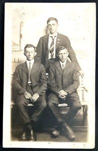 Tarjeta postal de colección de tres hombres adultos tomando una foto, Indianápolis, Indiana (década de 10 RPPC - Imagen 1 de 2