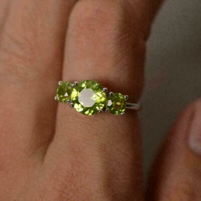 Anel de noivado de três pedras peridoto verde corte redondo 3,40 quilates acabamento em ouro branco 14K - Imagem 1 de 4