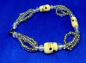 TOTENKOPF ARMBAND KLAR RESIN PERLEN -PULSERA CALAVERA CON CUENTAS DE RESIN (21346 - Bild 1 von 2