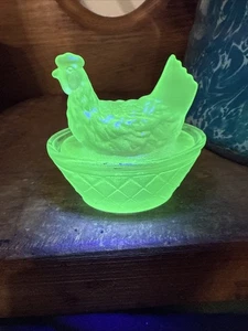 Miniatur Henne Huhn auf Nistkorb Milchglas leuchtet Landhaus Bauernhof - Bild 1 von 6