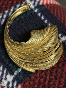 Spilla pennacchio Castlecliff vintage metà secolo tono oro piuma, firmata P7 - Foto 1 di 6