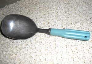 Ancienne pelle à glaçons 8,5" bleu clair turquoise poignée plastique aluminium - Photo 1/4
