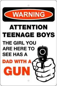PAPÁ CON UNA PISTOLA 12"" X 18"" SIGNO DE ALUMINIO - 2A ENMIENDA, REGALO, HIJA, ADVERTENCIA, 9MM - Imagen 1 de 2