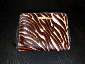 NWOT Mujer FERNI Cierre de cremallera completo PELO DE BECERRO TEÑIDO Patent Lea CARTERA BI-FOLD - Imagen 1 de 9