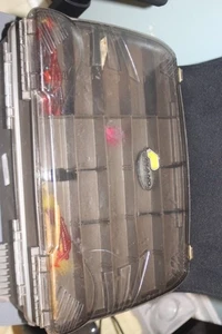 PLANO Scatola Attrezzi da Pesca a 2 Livelli Sopra e Sotto Nera con Forniture - Foto 1 di 7