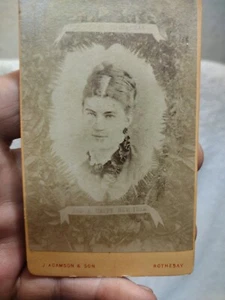 1895 CDV ID'd Bella ragazza. Bordo corona. Buon Natale e Felice Anno Nuovo. Scozia. - Foto 1 di 9