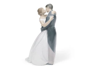 NAO BY LLADRO #1613 A KISS FOREVER BNIB LOVE BRIDE & GROOM BRIDAL CAKE TOPPER FS - Picture 1 of 9