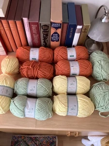 JOB LOT KNITTING YARN 900g approx SUPER CHUNKY 8mm NEEDLES. SOLD AS SEEN - Picture 1 of 7