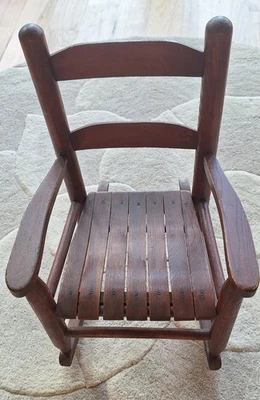 Mecedora antigua de madera polaca para niños años 60 Foto 1 de 4