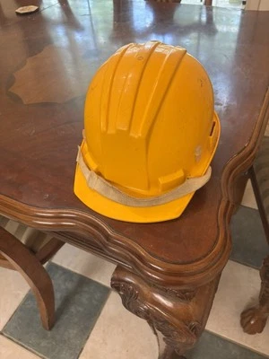 Sombrero duro de plástico vintage con correa para la barbilla Foto 1 de 2