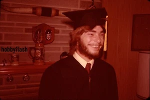 Vintage 35 mm Dia junger bärtiger Mann angezogen & bereit für den Abschluss 70er - Bild 1 von 2