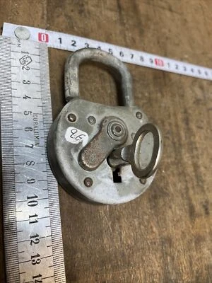 ANCIEN Cadenas AVEC CLÉ ,clef , serrure , clés, padlock former. (n° 26) - Photo 1/4