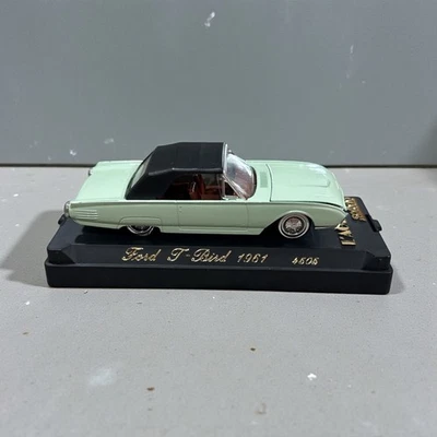 Coche modelo Solido Age d'or 1961 Ford Thunderbird G-Sport con vitrina Foto 1 de 4