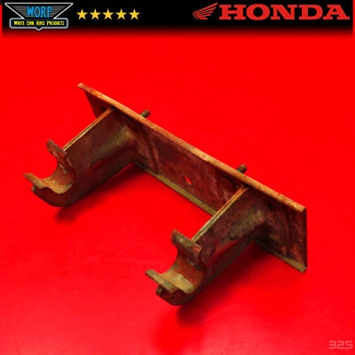 GENUINO OEM 1980-1985 HONDA ATC110 GUARDABARROS TRASERO SOPORTE MONTAJE SOPORTE SOPORTE        Foto 1 de 4