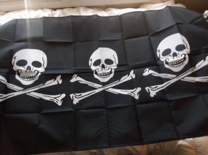 Drei Totenköpfe Piratenmotiv Stange Flagge schwarz weiß 3 Fuß x 5 Fuß Polyester - neu - Bild 1 von 7