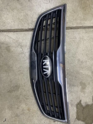 USED 2011 - 2015 KIA SPORTAGE UPPER RADIATOR GRILLE WITH EMBLEM 86352-3W000 OEM Foto 1 de 4