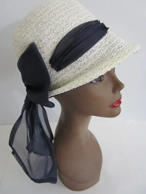Mod 1960 Coralie Blanco Texturizado Imitación Paja Cúpula Sombrero Azul Marino Transparente Bufanda Arco Foto 1 de 4