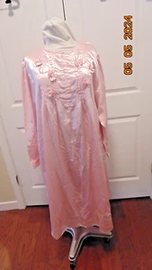 De colección. Camisón rosa satinado Ashley Taylor Intimates con lazos y bordados talla 2X - Imagen 1 de 7