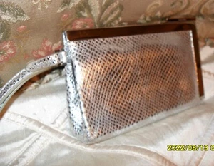 CALVIN KLEIN METALLIC SILBER SCHLANGENMUSTER LEDER ARMBAND GELDBÖRSE MIT SPIEGEL NEU - Bild 1 von 11