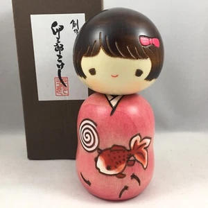 Bambola in legno giapponese Kokeshi Usaburo 4,5" Ragazza Kingyo Pesce Rosso Kimono FATTO IN GIAPPONESE - Foto 1 di 5