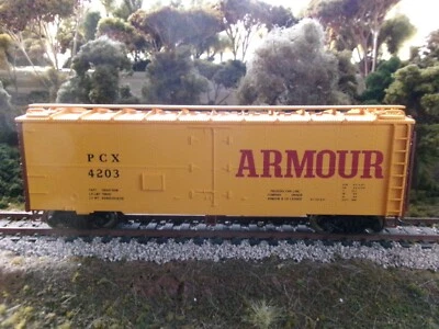 Walthers  HO Armour Meat Reefer PCX 4215 - Image 1 of 4
