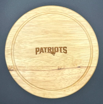 Tabla de cortar queso de madera y juego de herramientas Legacy de Picnic Time Patriots Foto 1 de 4