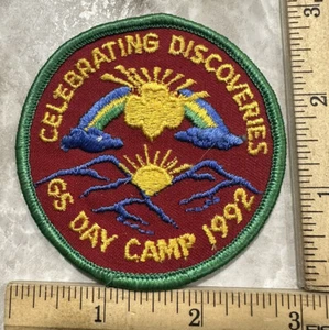 Parche de colección raro Celebrating Discoveries GS Girl Scouts Day Camp 1992 - Imagen 1 de 2