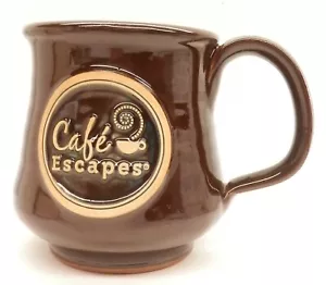 Taza de café de gres artesanal Café Escapes marrón de Deneen Pottery - Imagen 1 de 4
