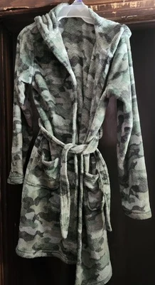 ☆Boys Camo Fleece Robe With Hood Sz XXL 18 NWOT☆ - Image 1 of 2