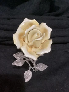 Vintage Capodimonte Porcelana Rosa Amarilla con Base de Metal Hecho en Italia - Imagen 1 de 5