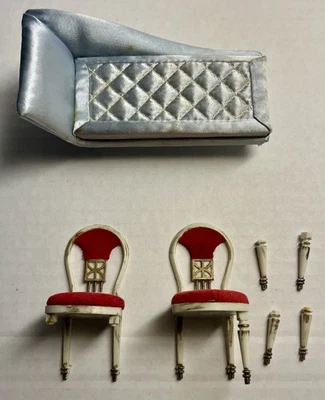 Lote chaise lounge y (2) sillas de comedor de anfitriona ideal Petite Princess Boudoir. Foto 1 de 4