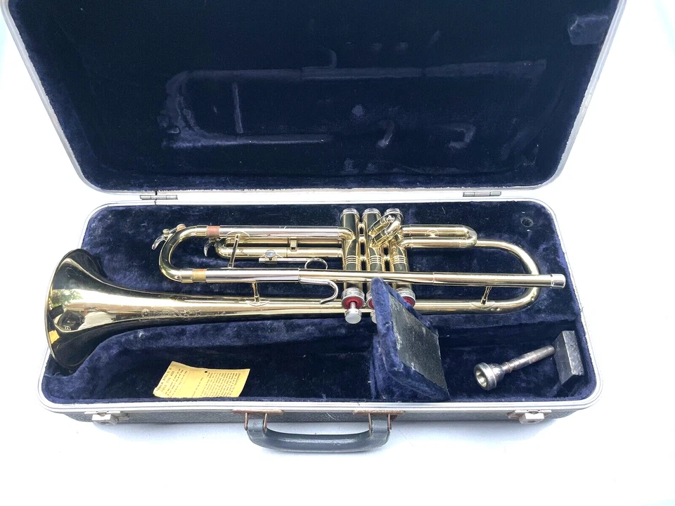 复古 Conn 导演小号带硬质保护壳 — 第 1/4 张图片