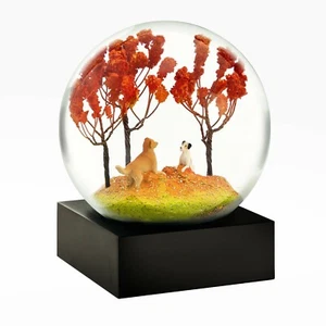 Herbstfreunde fröhliche Hunde Schneekugel von CoolSnowGlobes - Herbstsaison Wohnkultur - Bild 1 von 2