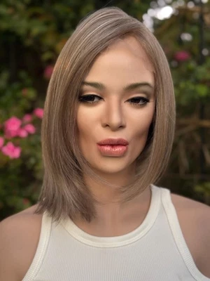Peluca frontal de encaje mezcla cabello humano | Rubio ceniza natural con bob taper largo poco ligero Foto 1 de 4