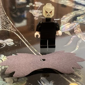 RARE LEGO HARRY POTTER LORD VOLDEMORT GLOW IN THE DARK RED PATTERN W/ CAPE 4766 - Picture 1 of 9