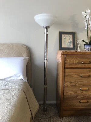 Lámpara de pie Mid Century Art Deco Lucite y bandas cromadas con pantalla de cuenco de vidrio Foto 1 de 4