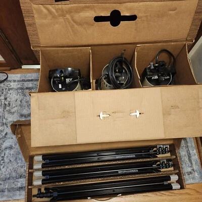 3 Smith Victor SV Q60 Stage Photo Video Lighting Units With 3 S9 Tripods Working - Image 1 of 4