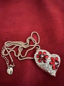 Betsey Johnson Clear Crystal Adorned Flower Heart Pendant Necklace Red Daisies - Picture 1 of 5