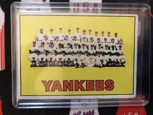 1967 TOPPS #131 NEW YORK YANKEES TEAM CARD W/MICKEY MANTLE/WHITEY FORD/MARIS - Picture 1 of 2