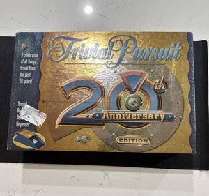 Vintage Hasbro Trivial Pursuit 20th Anniversary Edition Brettspiel komplett 17+ - Bild 1 von 2